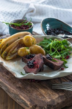 Dilimlenmiş geyik eti biftek yemek