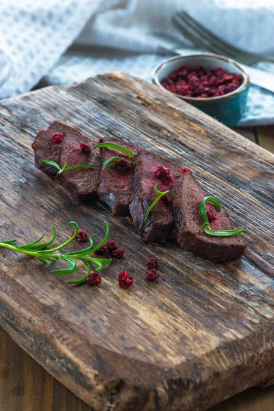 Bife de veado fatiado — Fotografia de Stock