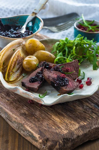 Bife de veado fatiado jantar — Fotografia de Stock