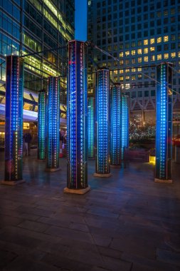 Danimarkalı sanatçı tarafından aynalar yüklemesinin katedral Mads vaftiz, Londra İngiltere