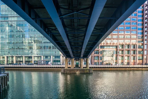 Veduta della banca d'investimento J.P. Morgan & Co sotto un ponte DLR in C — Foto Stock