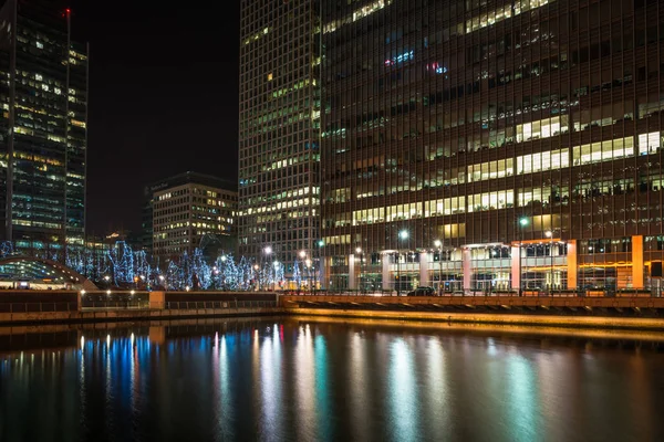 Vista nocturna de Canary Wharf, Londres Reino Unido — Foto de Stock