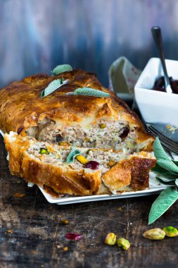 Adaçayı ve fıstık domuz eti rulo