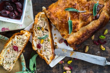 Adaçayı ve fıstık domuz eti rulo