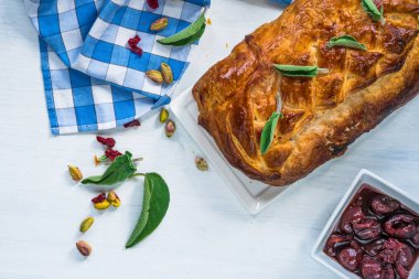 Adaçayı ve fıstık domuz eti rulo