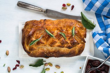 Adaçayı ve fıstık domuz eti rulo