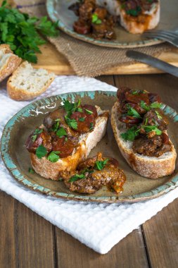 Tavuk karaciğer ve chorizo açık sandviç