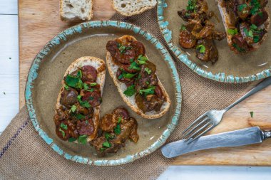 Tavuk karaciğer ve chorizo açık sandviç