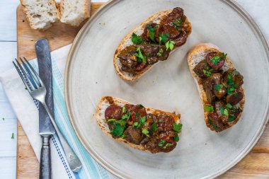 Tavuk karaciğer ve chorizo açık sandviç