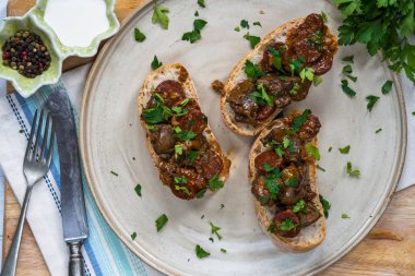 Tavuk karaciğer ve chorizo açık sandviç