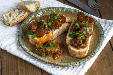 Tavuk karaciğer ve chorizo açık sandviç