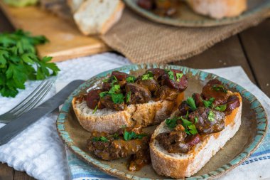 Tavuk karaciğer ve chorizo açık sandviç