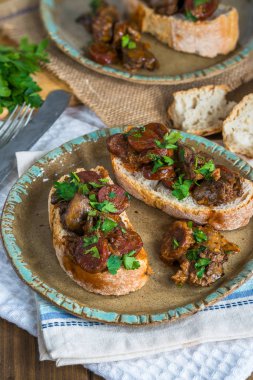 Tavuk karaciğer ve chorizo açık sandviç
