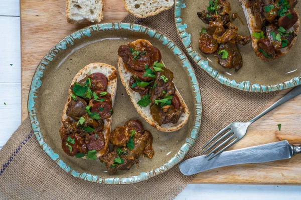 Tavuk karaciğer ve chorizo açık sandviç