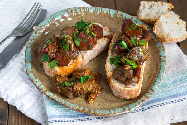 Tavuk karaciğer ve chorizo açık sandviç