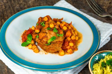 Harissa kuzu pirzolası nohut ve basılan kuskus ile
