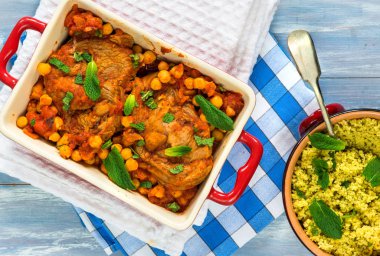 Harissa kuzu pirzolası nohut ve basılan kuskus ile