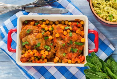 Harissa kuzu pirzolası nohut ve basılan kuskus ile
