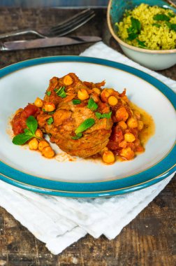 Harissa kuzu pirzolası nohut ve basılan kuskus ile