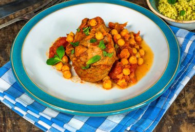 Harissa kuzu pirzolası nohut ve basılan kuskus ile