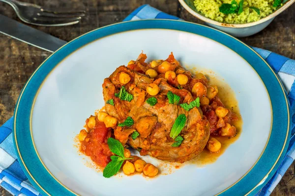 Harissa kuzu pirzolası nohut ve basılan kuskus ile