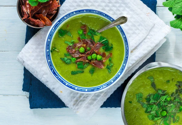 Sopa de ervilha e hortelã com tiras de proscuitto crocantes — Fotografia de Stock