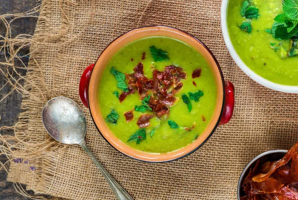 Sopa de ervilha e hortelã com tiras de proscuitto crocantes — Fotografia de Stock