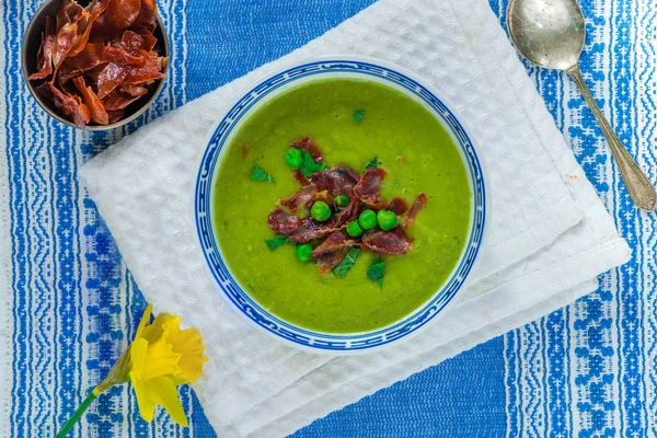 Горох и мятный суп с хрустящими проскуитто-полосками — стоковое фото