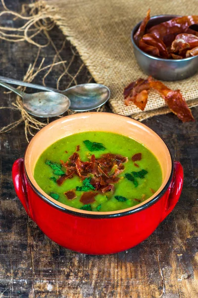 Sopa de ervilha e hortelã com tiras de proscuitto crocantes — Fotografia de Stock