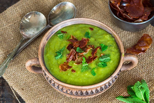 Sopa de ervilha e hortelã com tiras de proscuitto crocantes — Fotografia de Stock