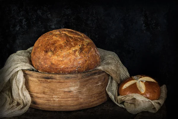 Pane su fondo rustico in legno — Foto Stock