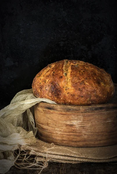 Pane su fondo rustico in legno — Foto Stock