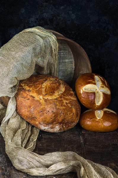 Chleb na rustykalnym drewnianym tle — Zdjęcie stockowe