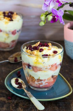 Beyaz çikolata mousse ile haşlanmış ravent