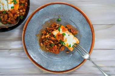 Cod, fasulye ve chorizo güveç