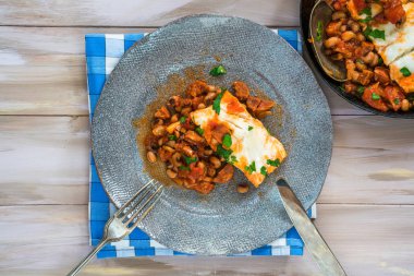 Cod, fasulye ve chorizo güveç