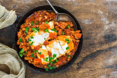 Cod, fasulye ve chorizo güveç