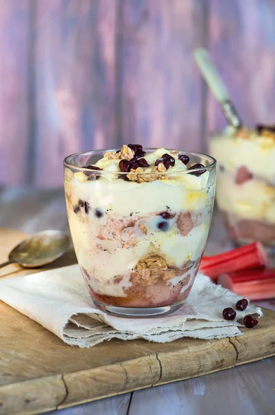 White chocolate mousse with poached rhubarb — Stock Photo, Image