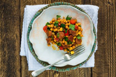 Chorizo ve elma suyu içinde kızarmış Leblebi