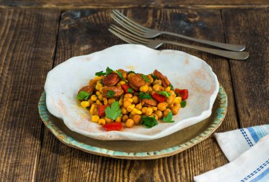 Chorizo ve elma suyu içinde kızarmış Leblebi