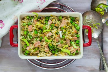 Pastırma, bezelye, pırasa risotto