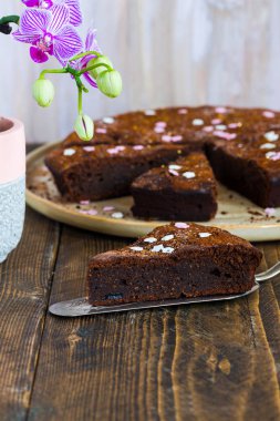 Kuru erik ile Çikolatalı browni kek