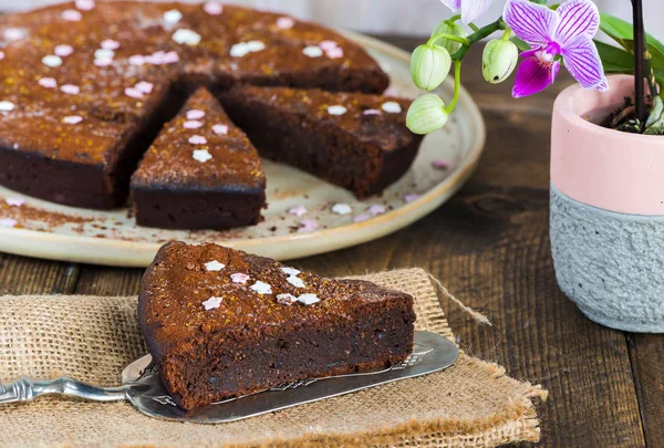 Chocolade brownie taart met pruimen — Stockfoto