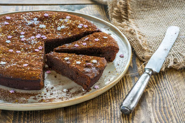 Chocolade brownie taart met pruimen — Stockfoto