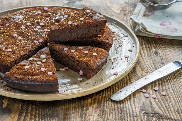 Chocolade brownie taart met pruimen — Stockfoto