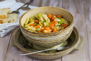 Tavuk ve makaroni çorbası