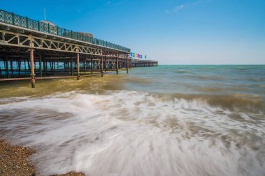 Bir iskele ve Hastings'de taşlık Plajı