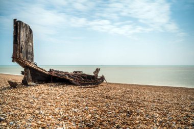Hastings taşlı plajda eski bir ahşap balıkçı teknesi kalıntıları