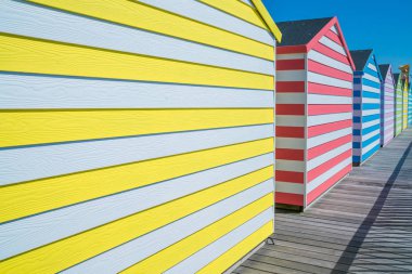 Hastings pier üzerine renkli ahşap kulübeler