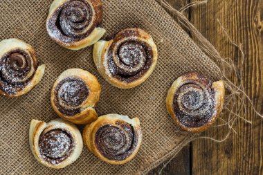 Çikolatalı fındık pinwheels ile krema şeker tozunu
